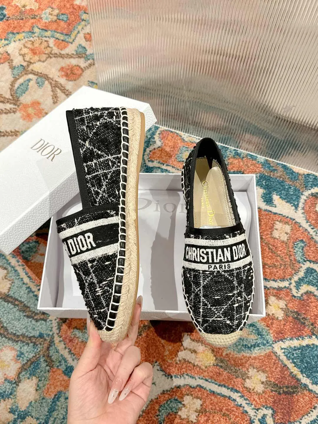 👟👟Ex-factory price 460👟👟 Dior DIOR's new popular early spring fisherman shoes 🆕 Simple, elegant and fashionable, timeless and timeless, it is a classic that will never fade away in the fashion circle, retro fisherman shoes. Original hand-woven surface, electric embroidery technology! Specific cloth surface and rubber outsole. Code number: 35-39 (40.41 customized, non-refundable)